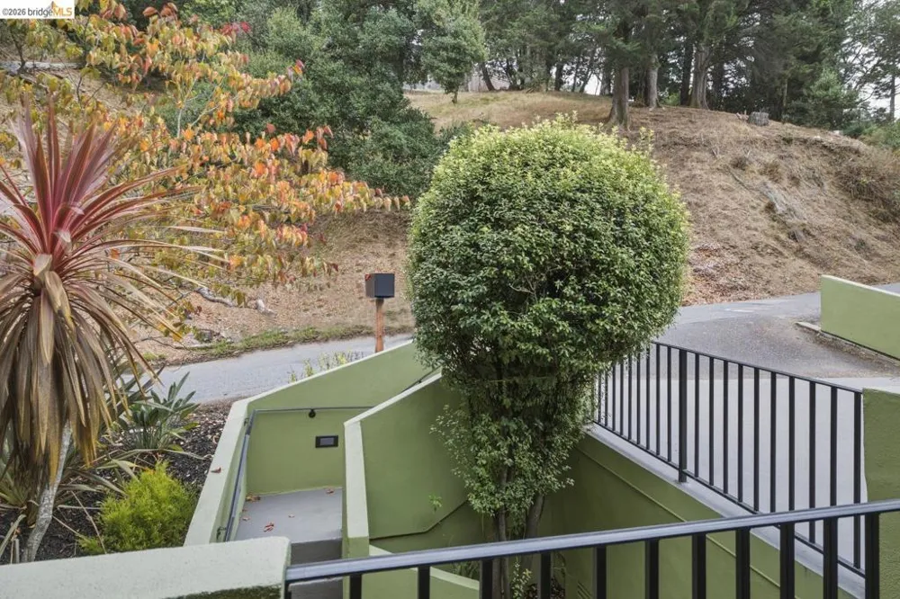 6375 Longcroft Dr Oakland, CA 94611