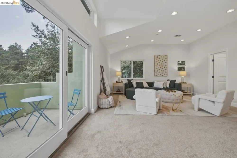 6375 Longcroft Dr Oakland, CA 94611
