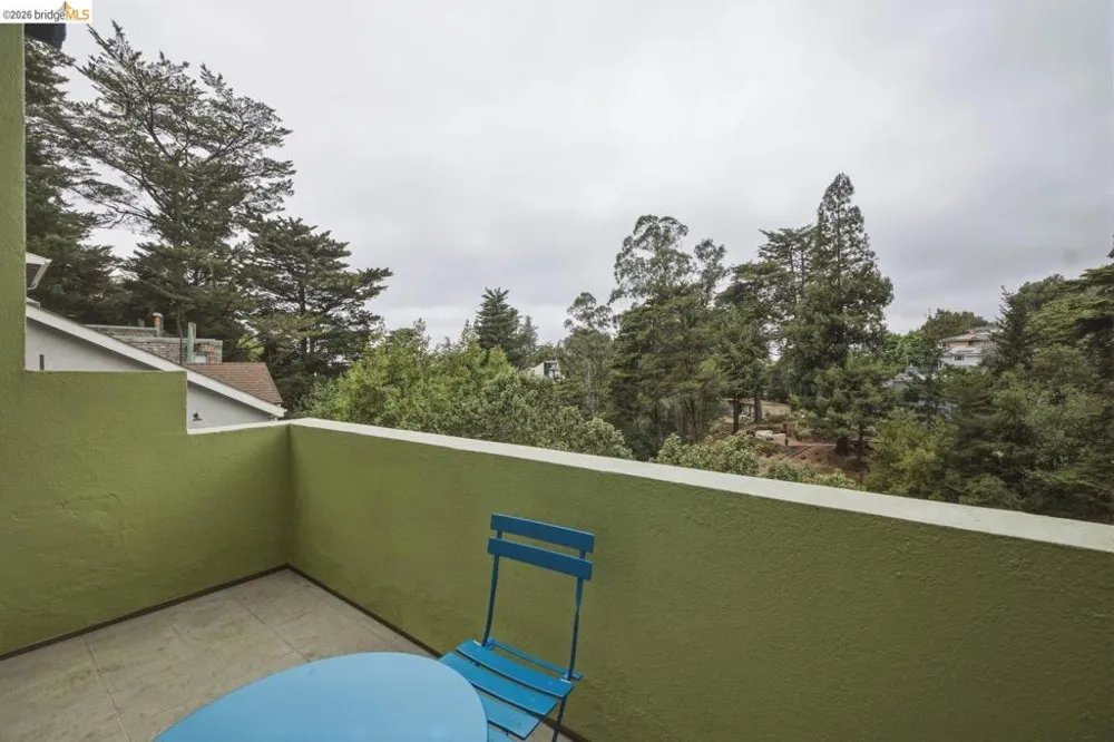 6375 Longcroft Dr Oakland, CA 94611
