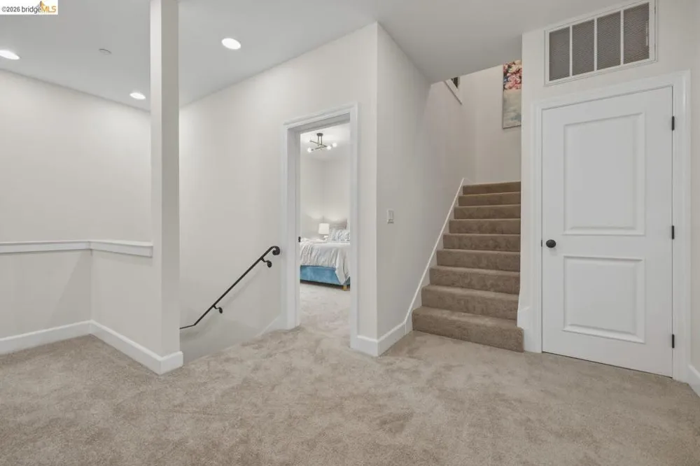 6375 Longcroft Dr Oakland, CA 94611
