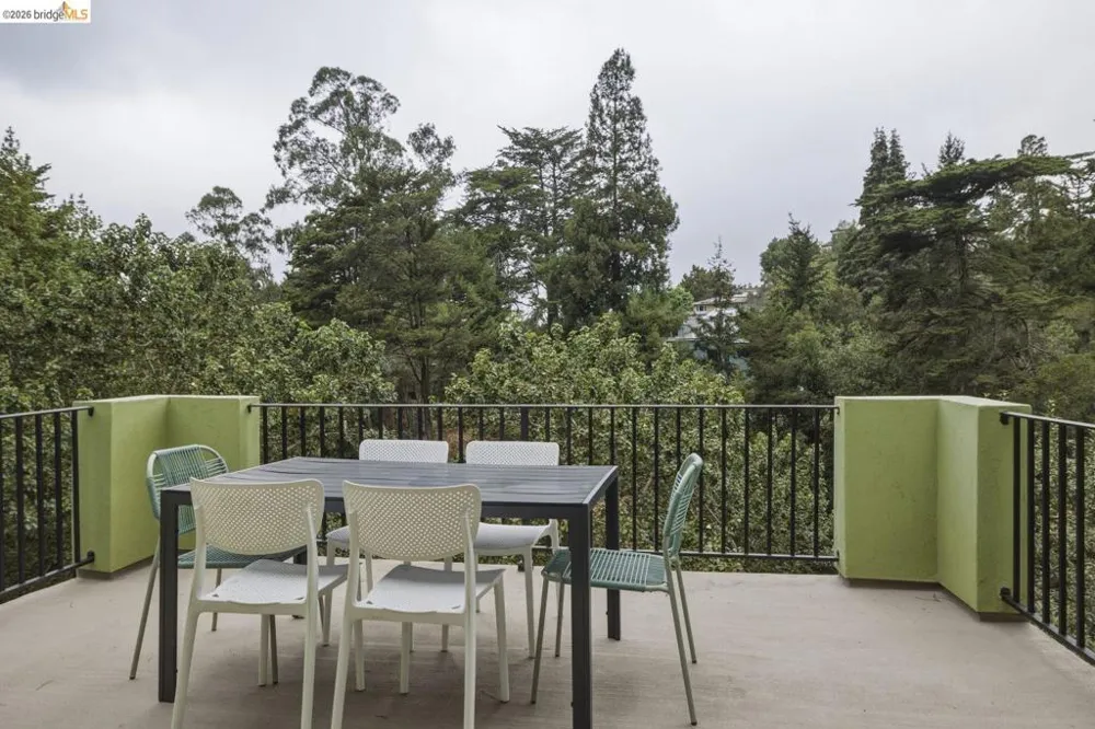 6375 Longcroft Dr Oakland, CA 94611