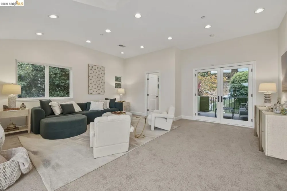 6375 Longcroft Dr Oakland, CA 94611