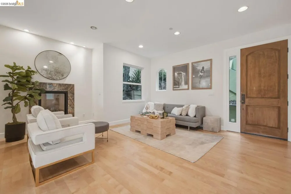 6375 Longcroft Dr Oakland, CA 94611
