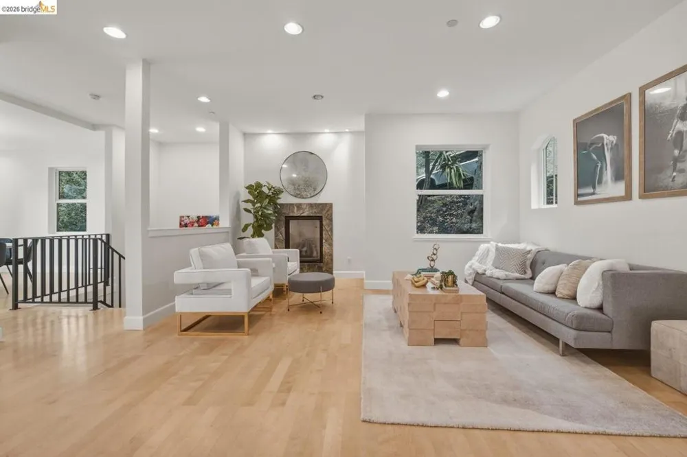6375 Longcroft Dr Oakland, CA 94611