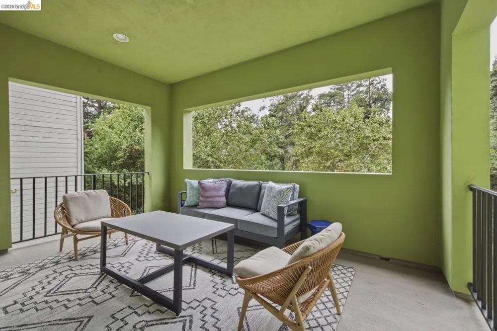 6375 Longcroft Dr Oakland, CA 94611