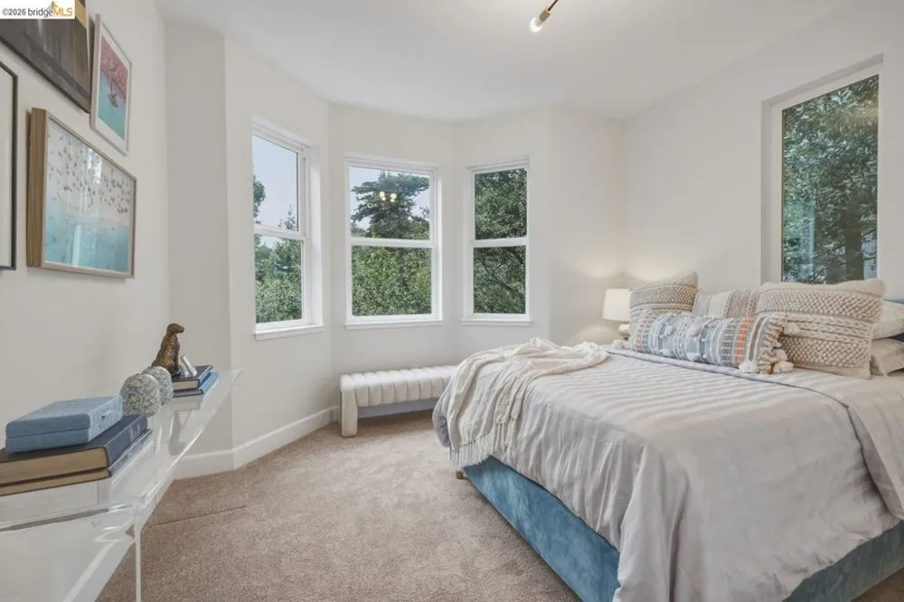6375 Longcroft Dr Oakland, CA 94611