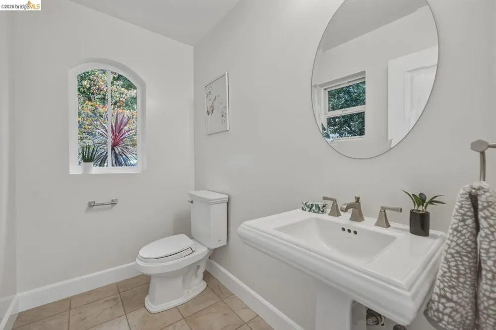 6375 Longcroft Dr Oakland, CA 94611
