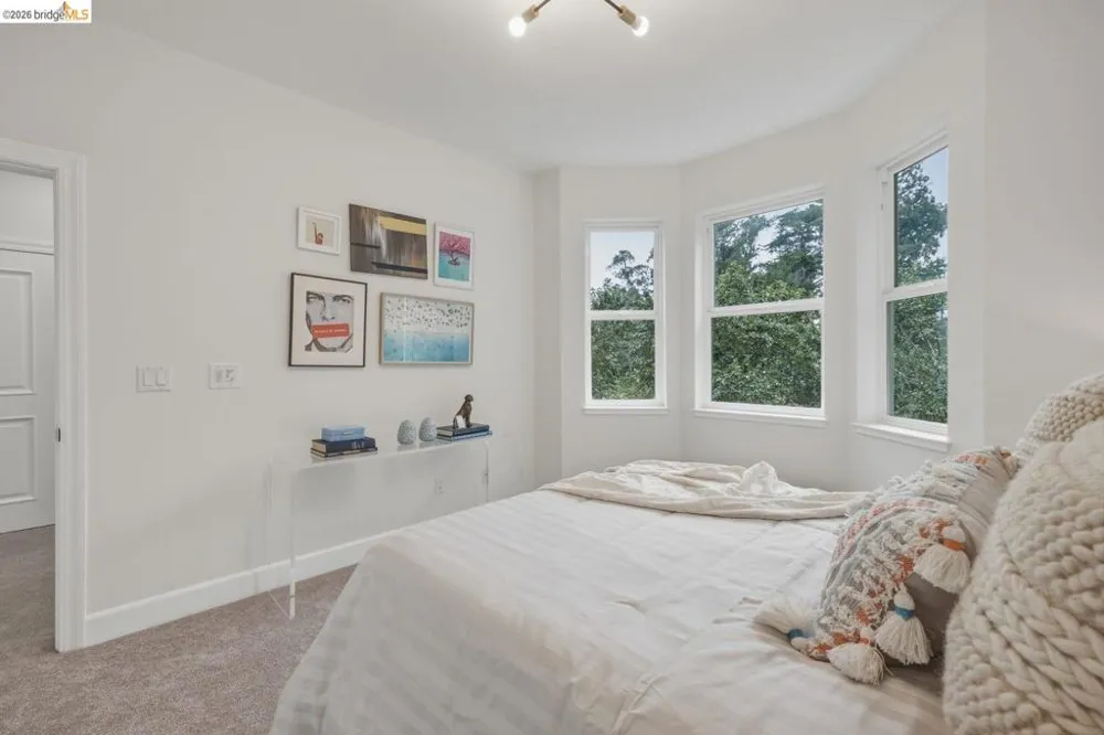 6375 Longcroft Dr Oakland, CA 94611