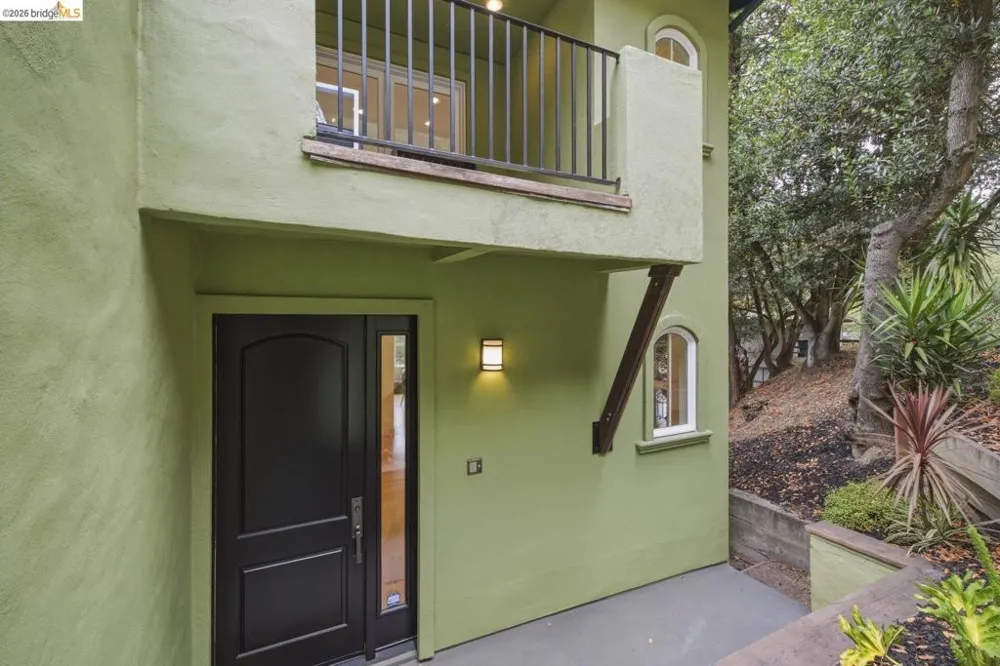 6375 Longcroft Dr Oakland, CA 94611