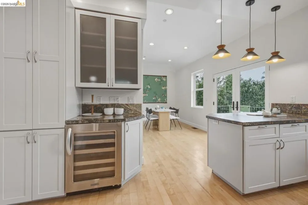 6375 Longcroft Dr Oakland, CA 94611
