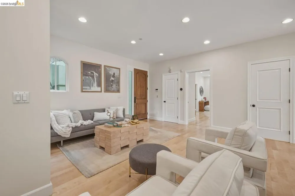 6375 Longcroft Dr Oakland, CA 94611