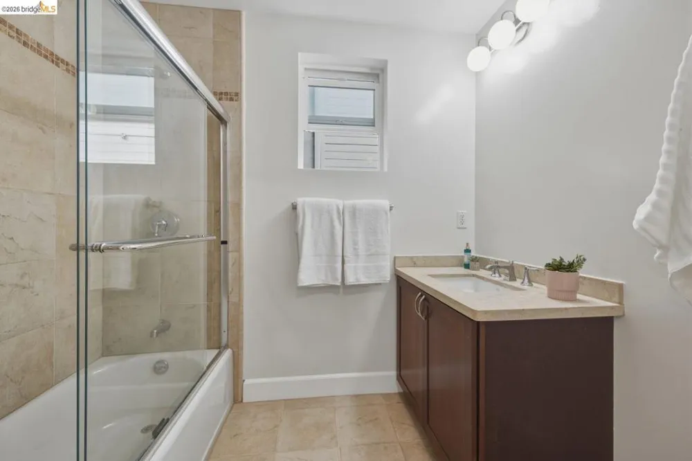 6375 Longcroft Dr Oakland, CA 94611