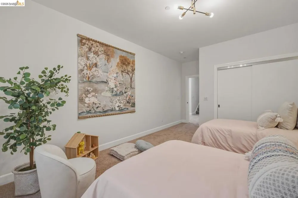 6375 Longcroft Dr Oakland, CA 94611