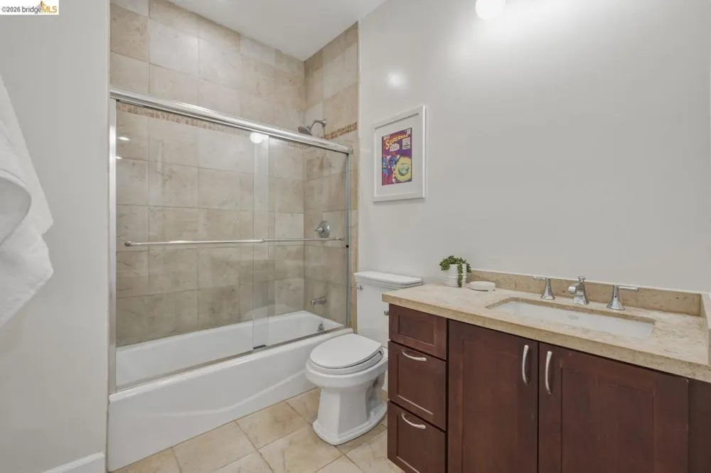 6375 Longcroft Dr Oakland, CA 94611