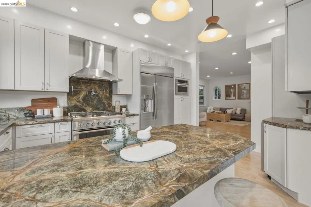 6375 Longcroft Dr Oakland, CA 94611