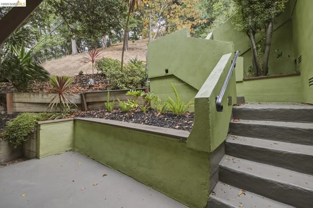 6375 Longcroft Dr Oakland, CA 94611