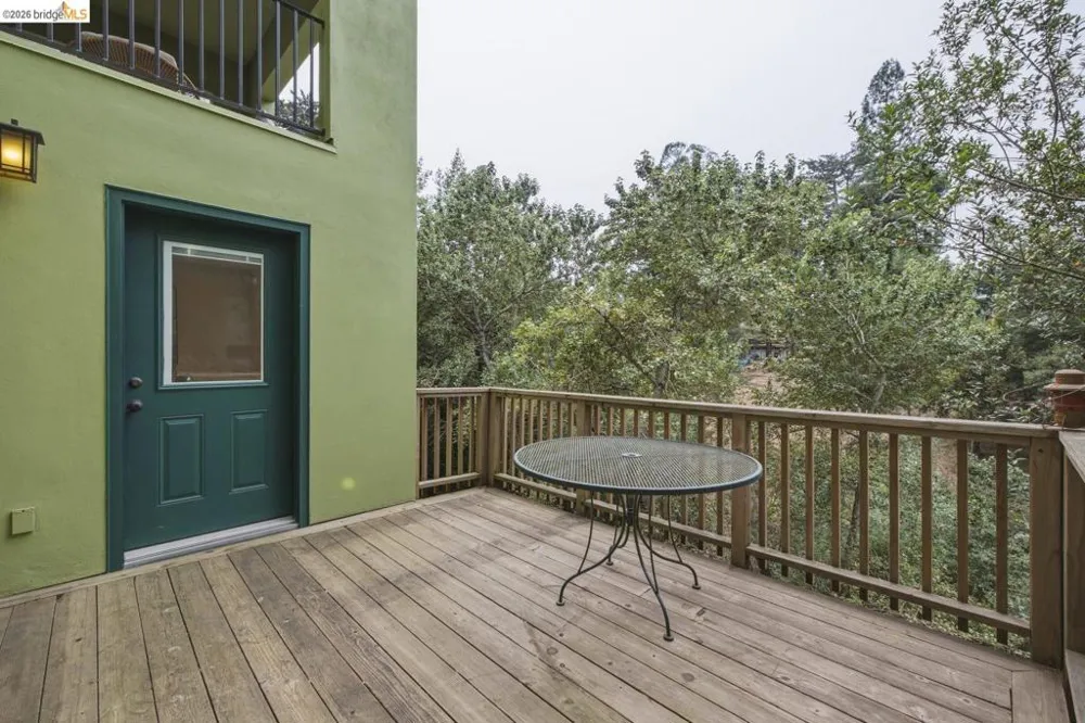 6375 Longcroft Dr Oakland, CA 94611