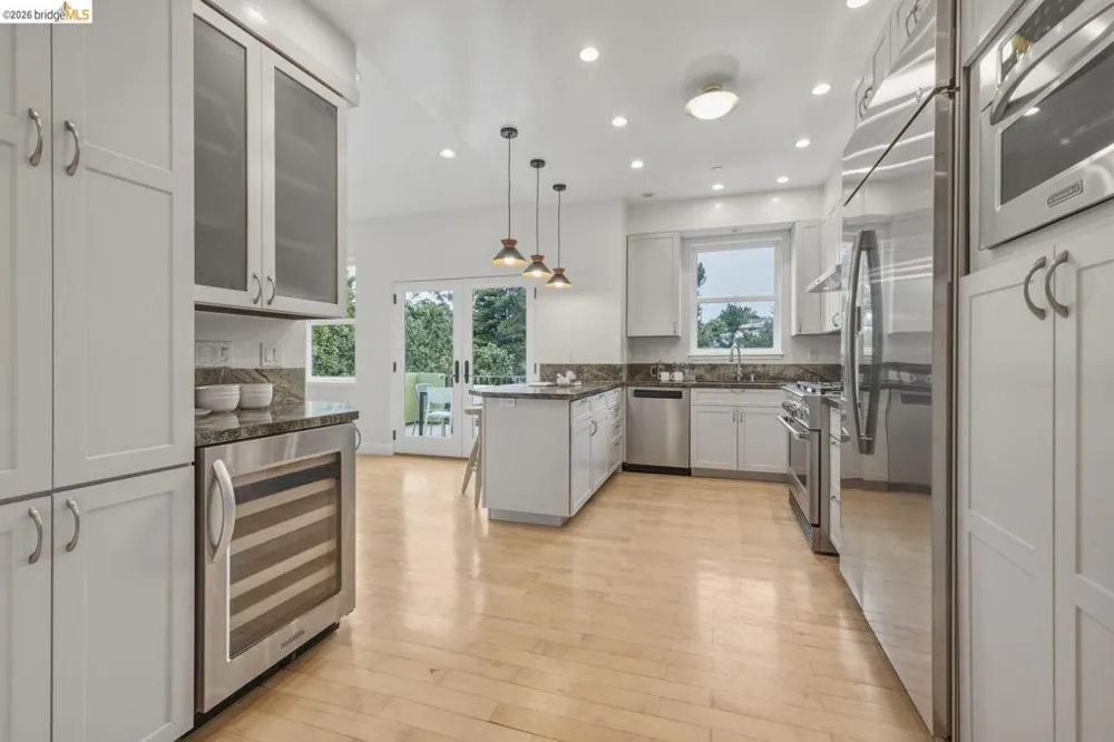 6375 Longcroft Dr Oakland, CA 94611