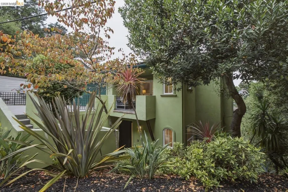 6375 Longcroft Dr Oakland, CA 94611