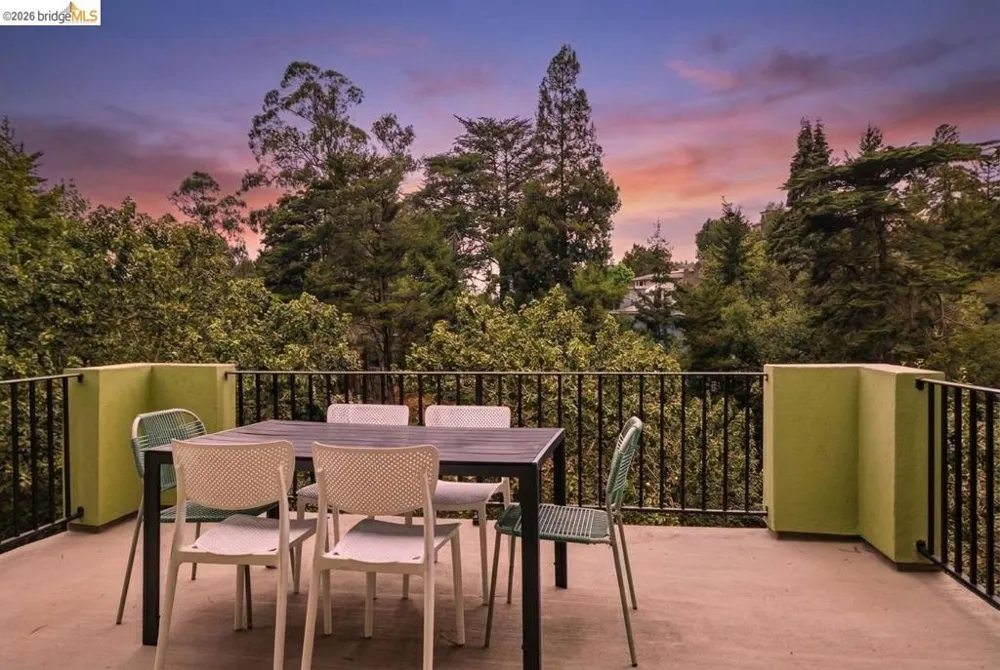 6375 Longcroft Dr Oakland, CA 94611