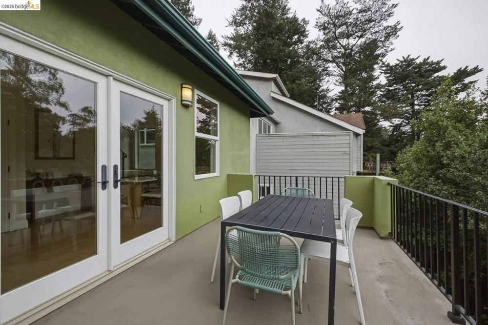 6375 Longcroft Dr Oakland, CA 94611