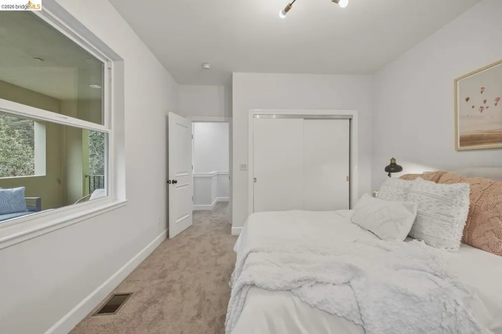 6375 Longcroft Dr Oakland, CA 94611