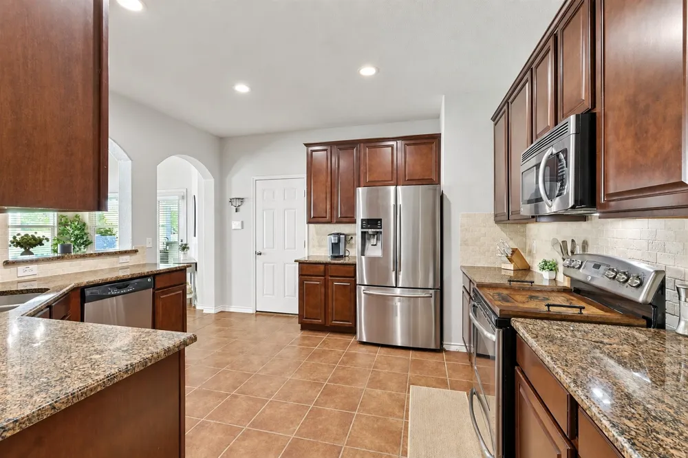 1624 Sea Pines Drive Savannah, TX 76227