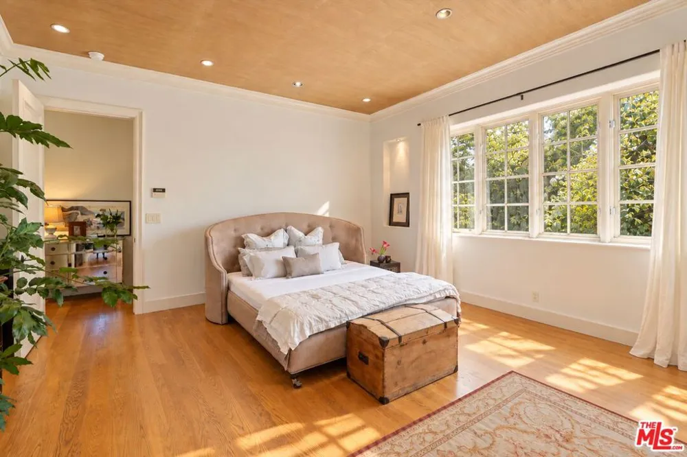 9835 Portola Drive Los Angeles, CA 90210