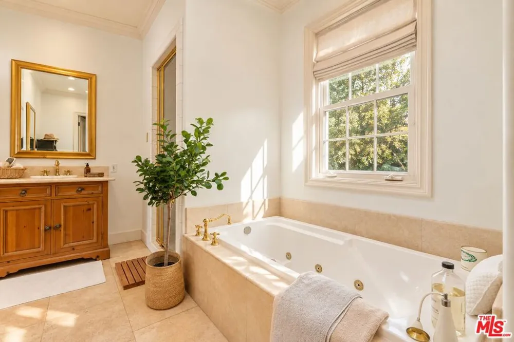 9835 Portola Drive Los Angeles, CA 90210
