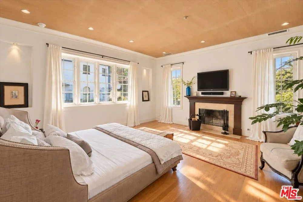 9835 Portola Drive Los Angeles, CA 90210