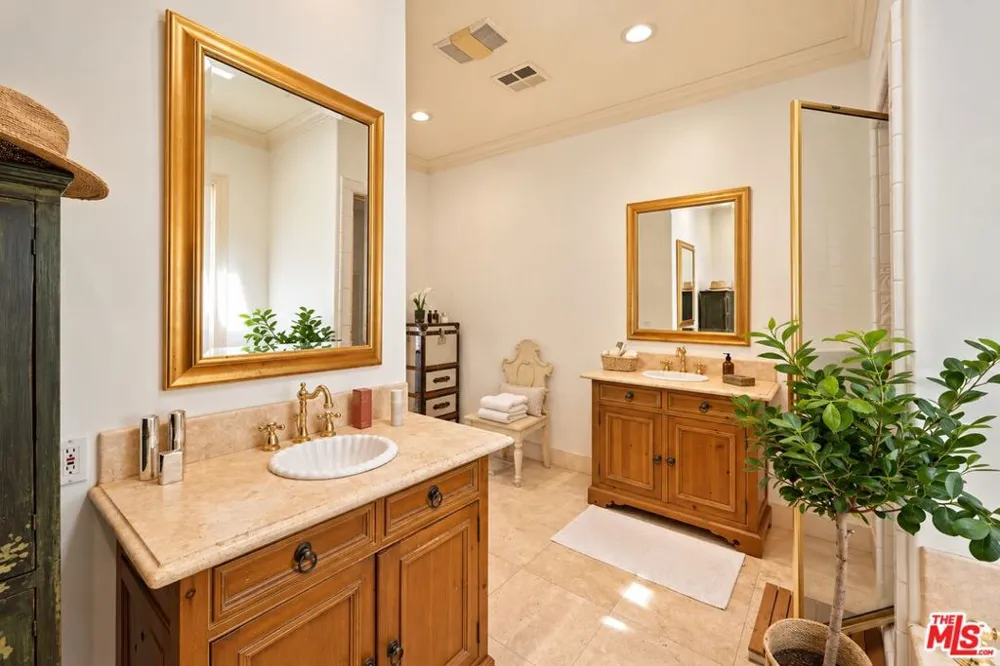 9835 Portola Drive Los Angeles, CA 90210