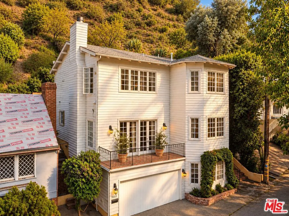 9835 Portola Drive Los Angeles, CA 90210