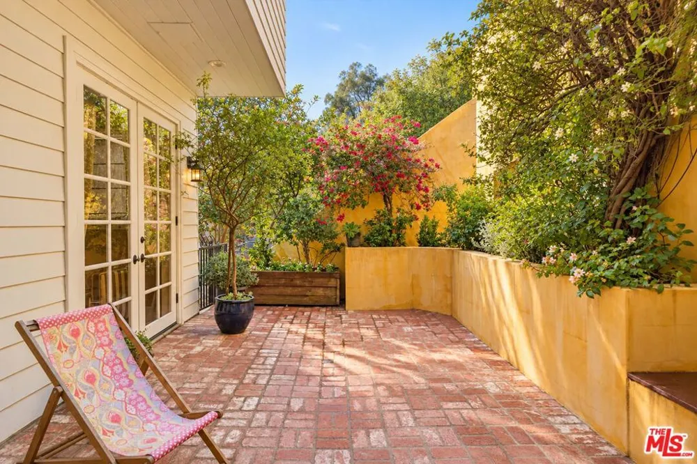 9835 Portola Drive Los Angeles, CA 90210