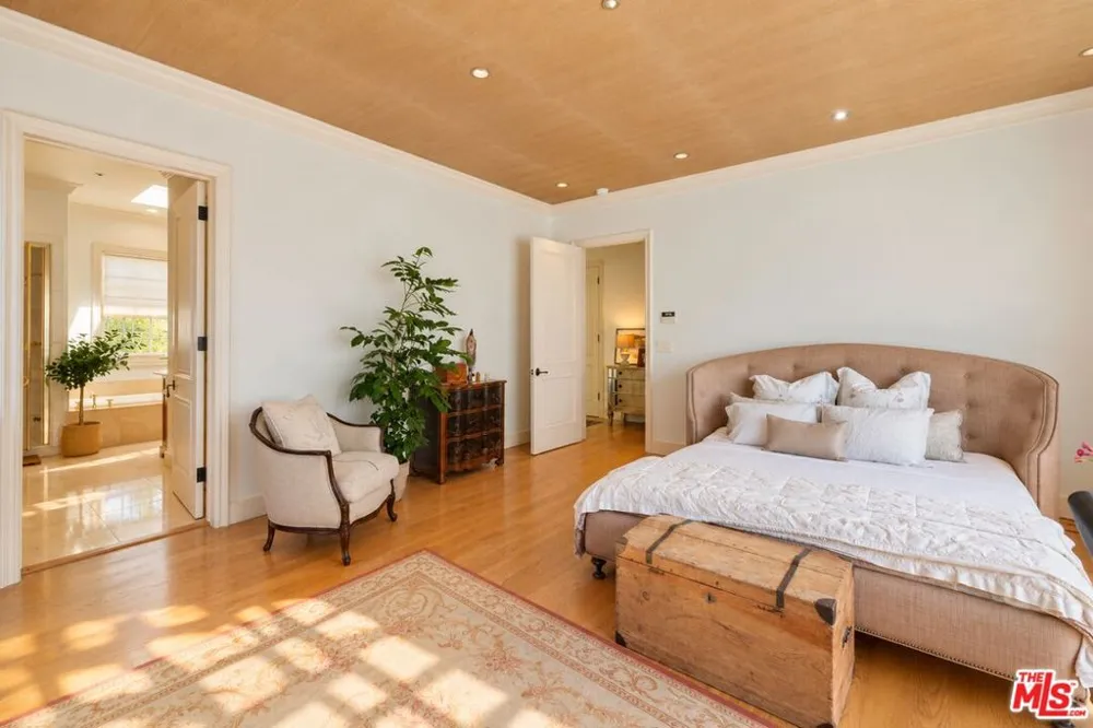 9835 Portola Drive Los Angeles, CA 90210