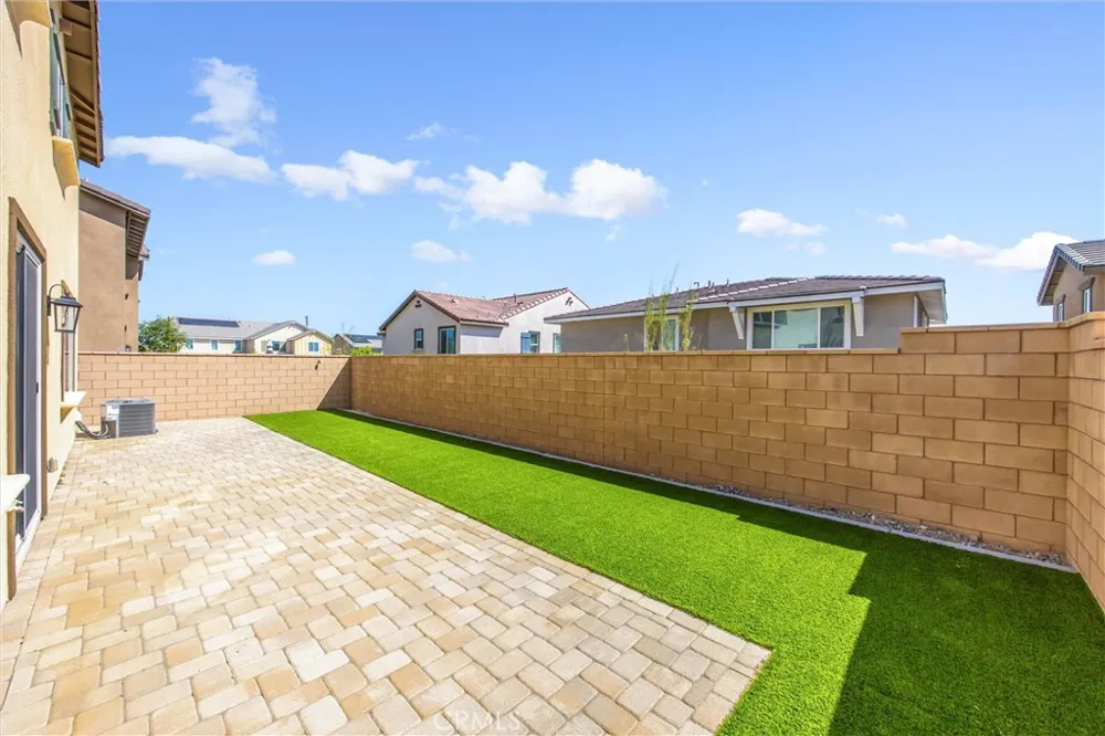 16775 Fern Pine Fontana, CA 92336