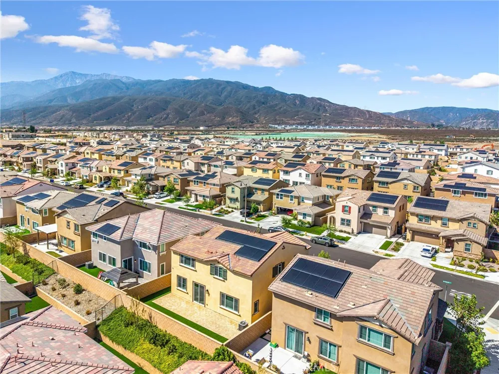 16775 Fern Pine Fontana, CA 92336