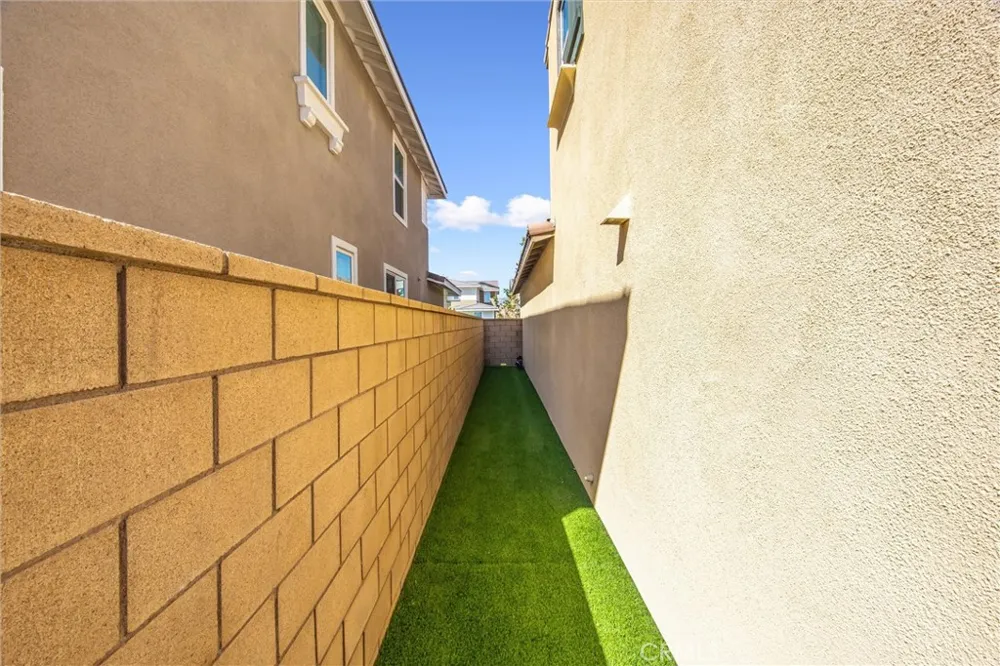 16775 Fern Pine Fontana, CA 92336