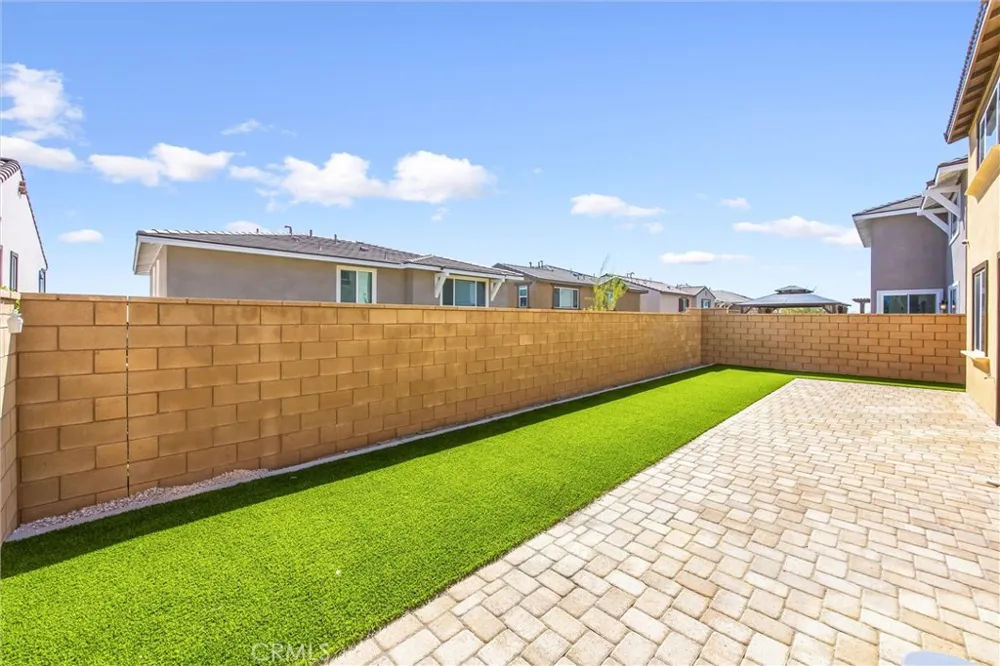 16775 Fern Pine Fontana, CA 92336