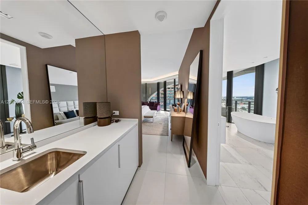 1000 NE Biscayne Blvd #2202 Miami, FL 33132