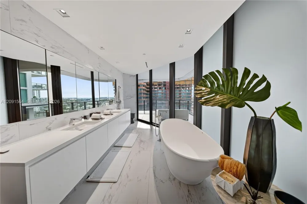 1000 NE Biscayne Blvd #2202 Miami, FL 33132