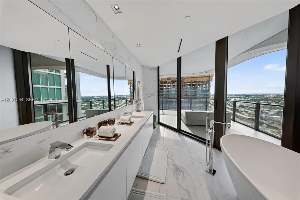 1000 NE Biscayne Blvd #2202 Miami, FL 33132