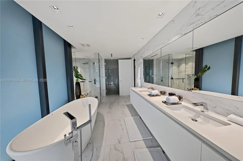 1000 NE Biscayne Blvd #2202 Miami, FL 33132
