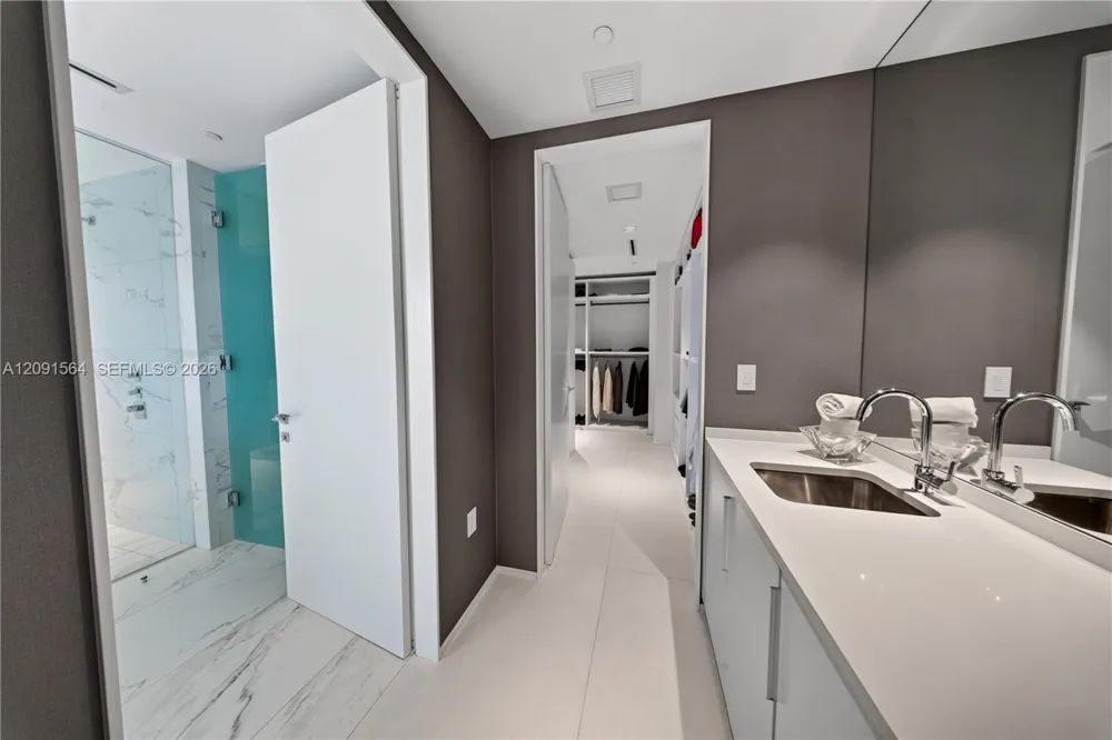 1000 NE Biscayne Blvd #2202 Miami, FL 33132