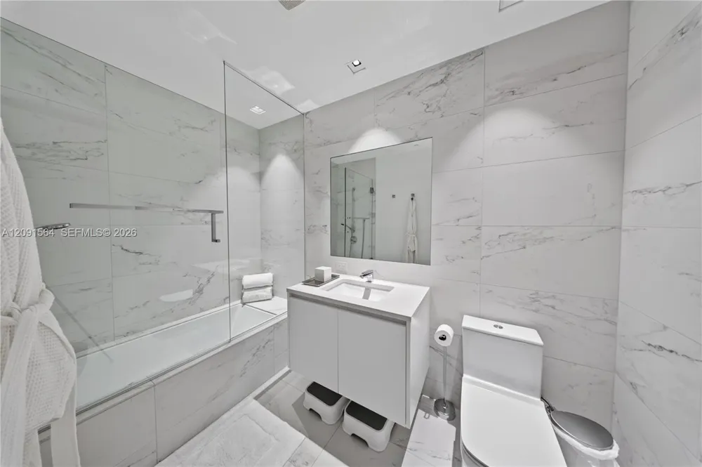 1000 NE Biscayne Blvd #2202 Miami, FL 33132
