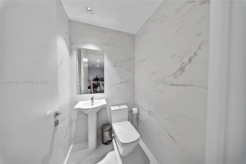 1000 NE Biscayne Blvd #2202 Miami, FL 33132