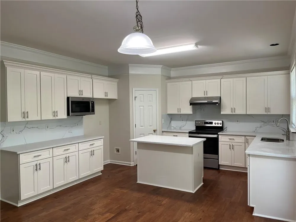 555 Midhurst Place Johns Creek, GA 30024