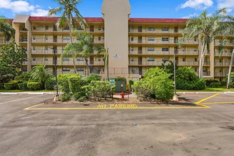 3810 Via Poinciana #202