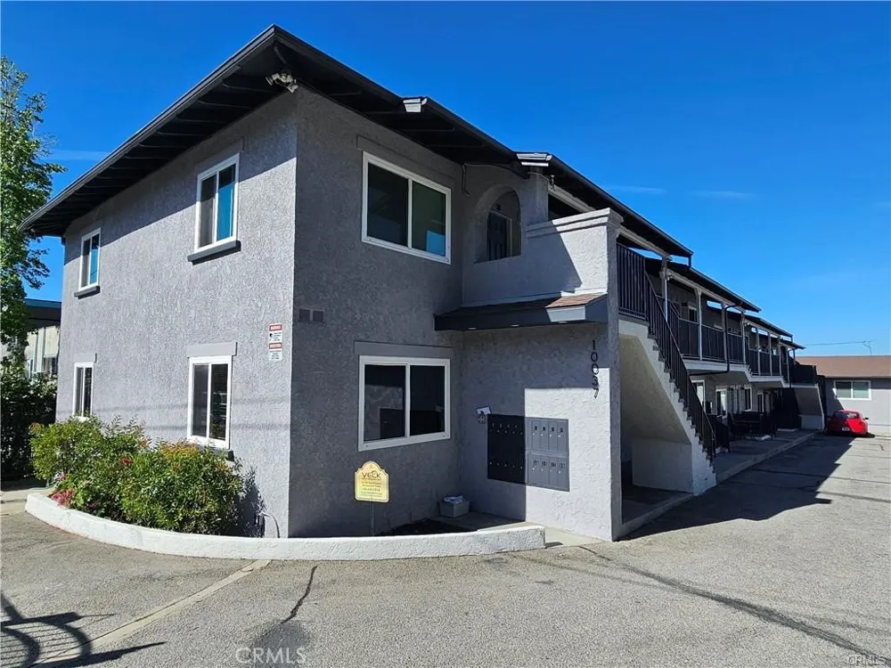 10037 Samoa Avenue #4 Tujunga, CA 91042