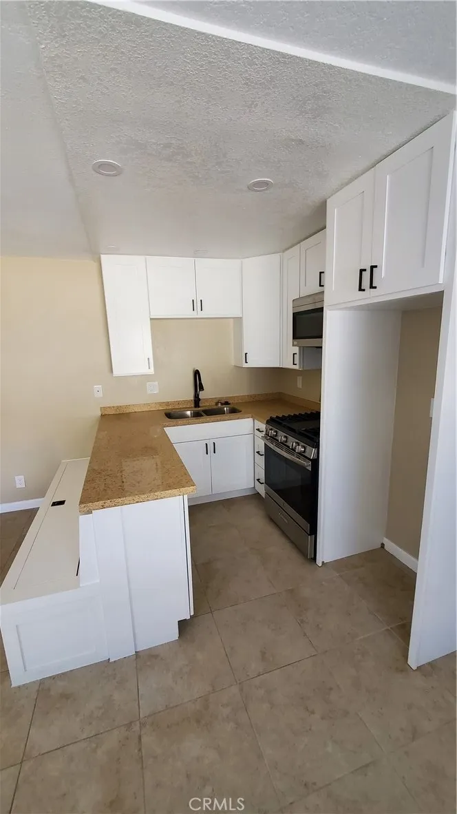 10037 Samoa Avenue #4 Tujunga, CA 91042