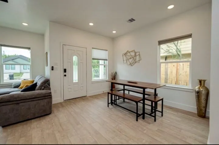 5122 Southwind Street Houston, TX 77033